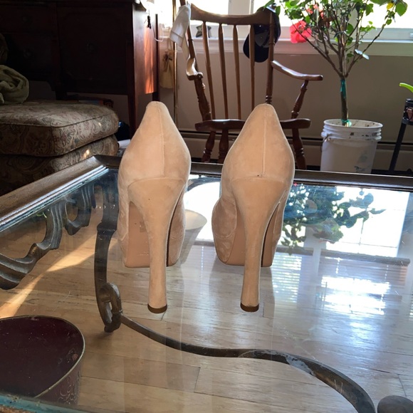Yves Saint Laurent nude suede pump - Picture 3 of 6